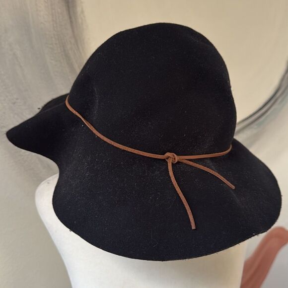 Phenix wool hat.  One size.  Brown leather accent. - Picture 2 of 3